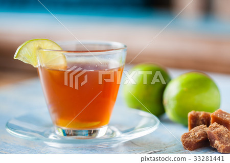 Hot sugarcane-water (aguapanela) with lemon 33281441