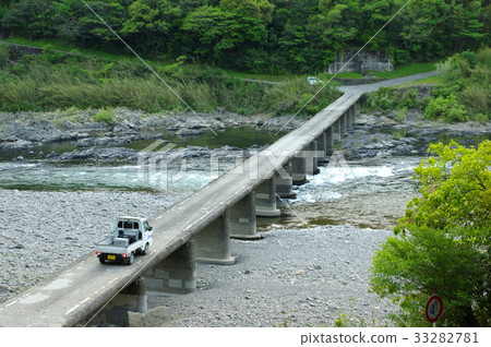 四萬十川上的哈格潛水橋（高知縣四萬十市） 33282781