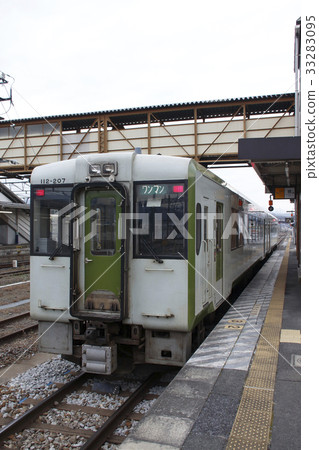 Hachiko Line Kiha 110 type stopped at Ogawamachi Station 33283095