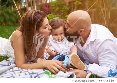 Parents kissing his son Parents kissing his son 33283116