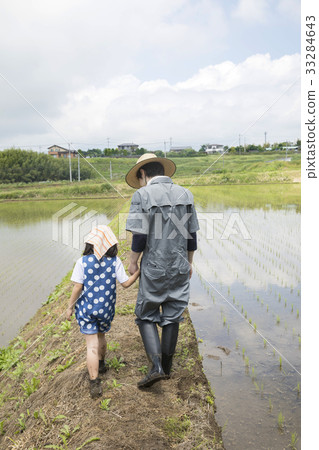 走在米領域的父母和孩子 33284643