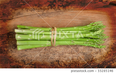 ripe green asparagus on a wooden background 33285146
