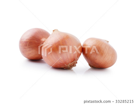 Ripe onion on a white background 33285215