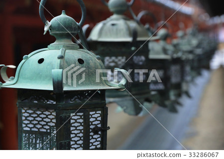 Bronze lanterns at Kasuga Taisha in Nara 33286067