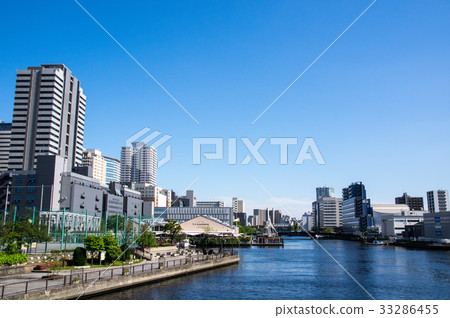 Buildings seen from along the Shinagawa canal 33286455