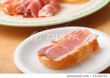 raw ham cut 33286743