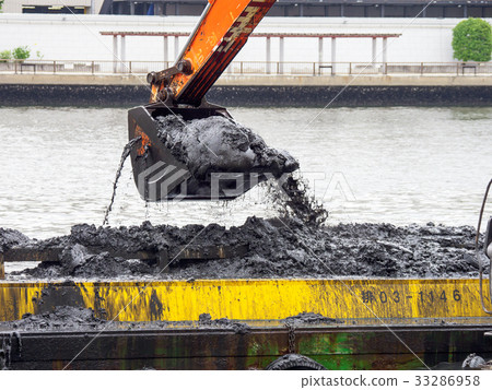 Sumida River riverbed cleaning 33286958