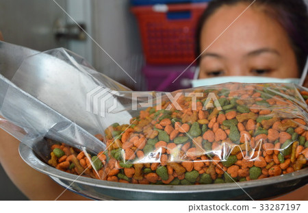 woman weight dog food in plastic bag for packing woman weight dog food in plastic bag for packing 33287197