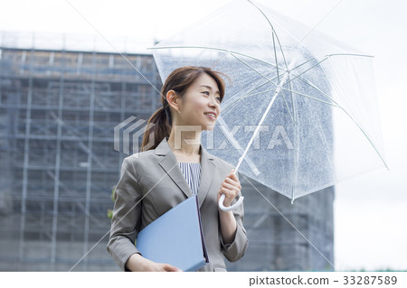 指向傘的女商人 33287589