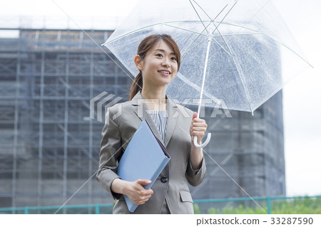 指向傘的女商人 33287590