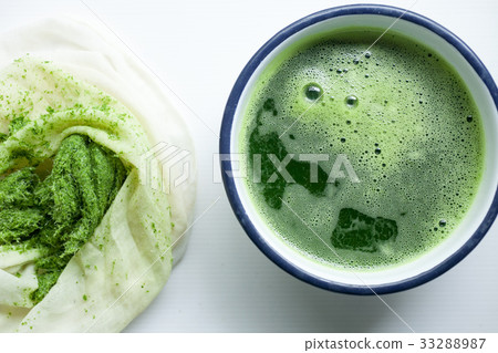 Pandan Juice is an ingredient in Thai dessert. 33288987