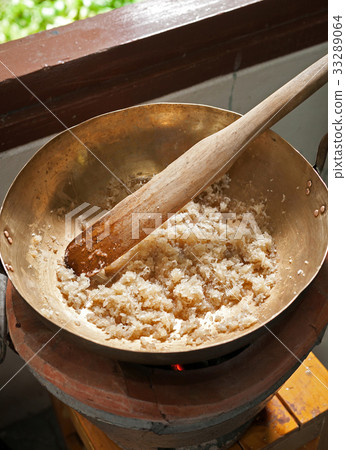 Coconut scrambled stirring to brown sugar. Coconut scrambled stirring to brown sugar. 33289064
