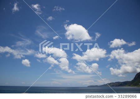 台灣,中午北部濱海公路的海岸與藍天 台灣,中午北部濱海公路的海岸與藍天 33289066