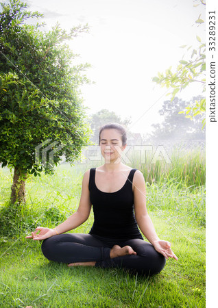 Young woman practicing yoga Everyday Young woman practicing yoga Everyday 33289231