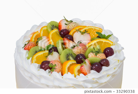 close up of fruit short cake isolated on white 33290338