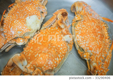 Steamed Blue Crab in A Metal Pot 33290406