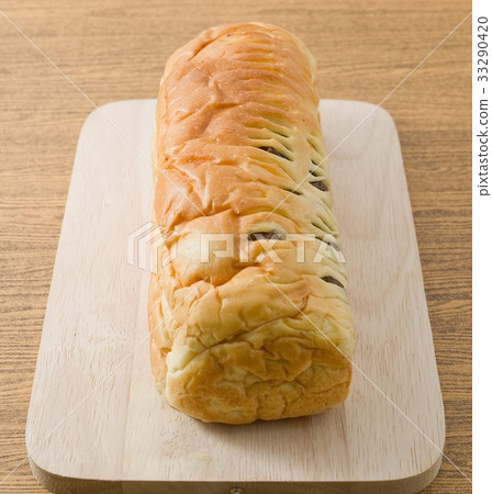Raisin Bread on Wooden Cutting Board Raisin Bread on Wooden Cutting Board 33290420