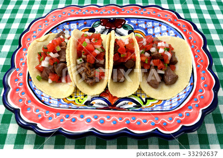 Beef tacos (mexican food) 33292637