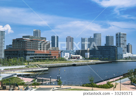 New Toyosu dock and the surrounding city 33293571
