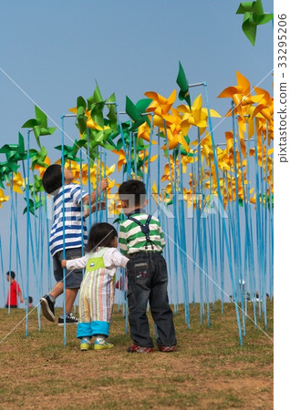 Pinwheel, Child 33295206