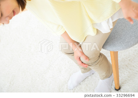 Knee Pain muscle sore leg pain coldness negative image poor physical condition female portrait 20's 30's Knee Pain muscle sore leg pain coldness negative image poor physical condition female portrait 20's 30's 33296694