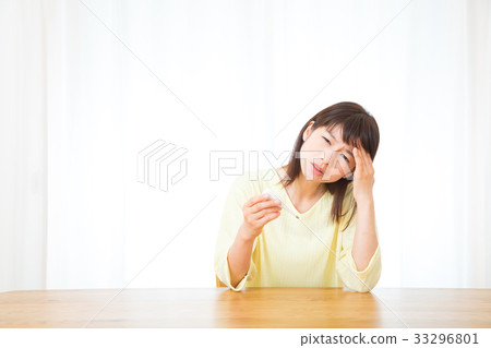 Woman with thermometer headache headache hurt negative image woman portrait 20s 30s 33296801
