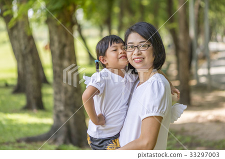 Asian little daughter is kissing her mother 33297003