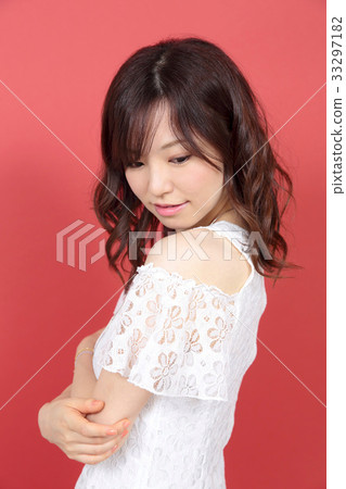 Young lady's hair style Young lady's hair style 33297182