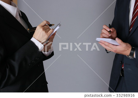 保持筆記的商人＆女商人（舉起手來） 33298916