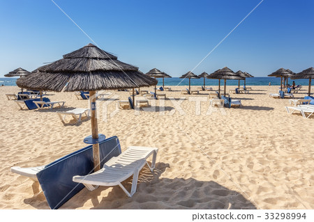 Leisure tourists on the beach in Portugal. . Ilha Leisure tourists on the beach in Portugal. . Ilha 33298994