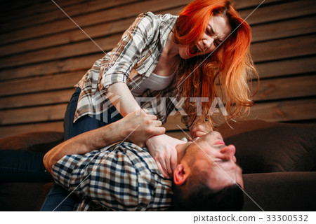 Wife strangles her husband, quarrel, conflict 33300532