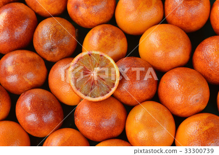 Red oranges on the market 33300739