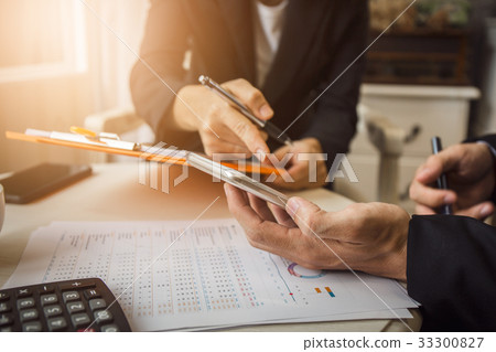 Discussion and cooperation between employee 33300827