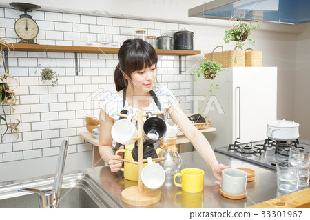 A young Japanese woman working in a cafe 33301967