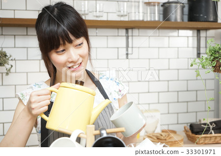 A young Japanese woman working in a cafe 33301971