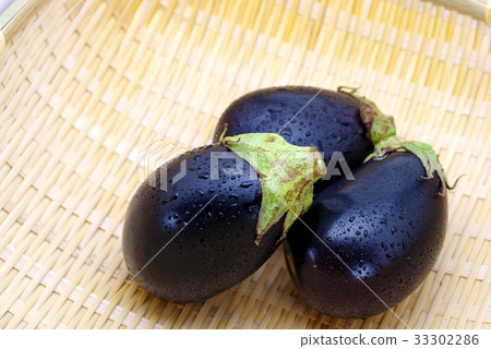 Three eggplants with assorted eggplants a-1 Three eggplants with assorted eggplants a-1 33302286