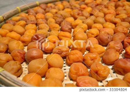 Plums in the sun-dried 33304804