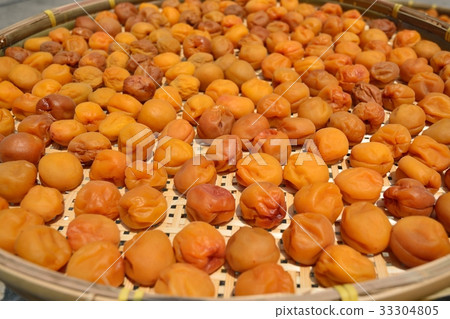Plums in the sun-dried 33304805