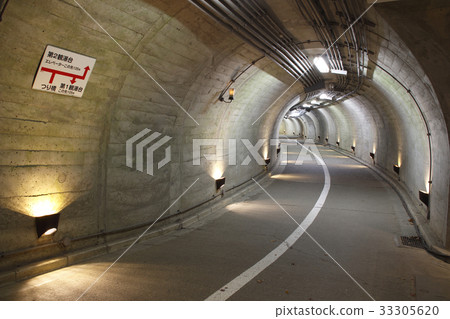 在Fukuroda瀑布隧道 在Fukuroda瀑布隧道 33305620