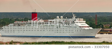 White cruise liner 33307050