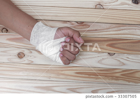 Gauze bandage the hand contusion treating patients Gauze bandage the hand contusion treating patients 33307505