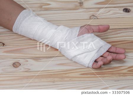Gauze bandage the hand contusion treating patients Gauze bandage the hand contusion treating patients 33307506