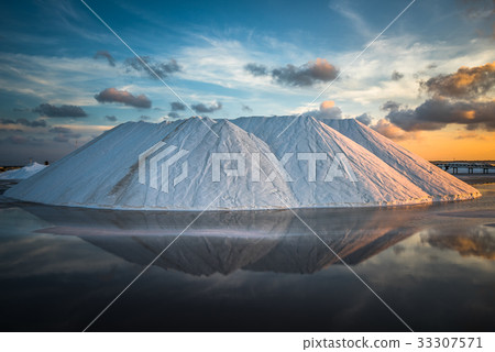 Sea salt producing in Las Coloradas, Mexico 33307571