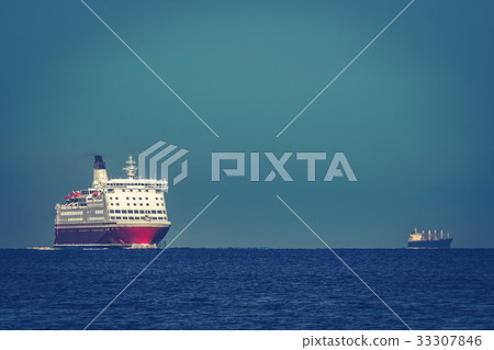 Red cruise liner 33307846