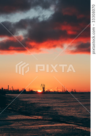 Hot winter sunrise 33308070