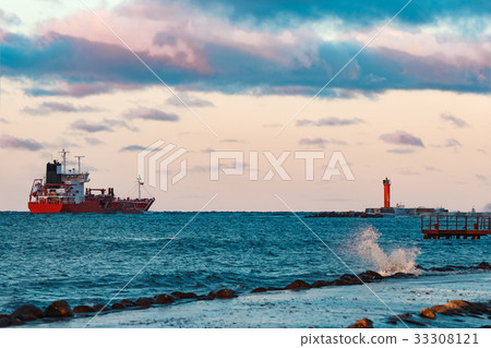 Red oil tanker 33308121