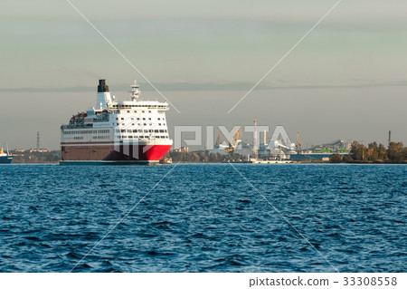 Red cruise liner Red cruise liner 33308558