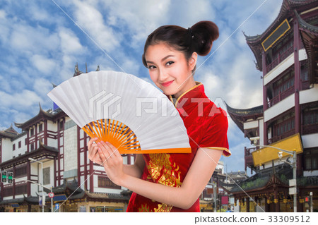 Chiness lady in cheongsam dress with Shanghai 33309512