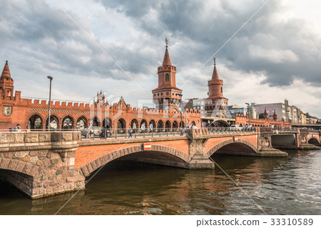 Oberbaum Bridge in Berlin 33310589