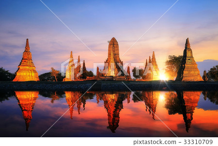 圖庫照片: reflection of pagoda and old temple in ayutthaya